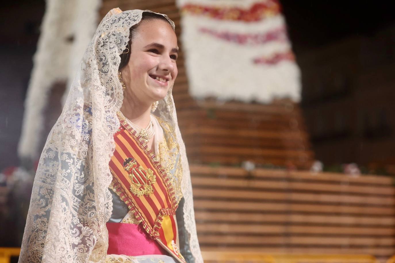 La fallera mayor infantil de Valencia, pasa ante la imagen de la Virgen. 