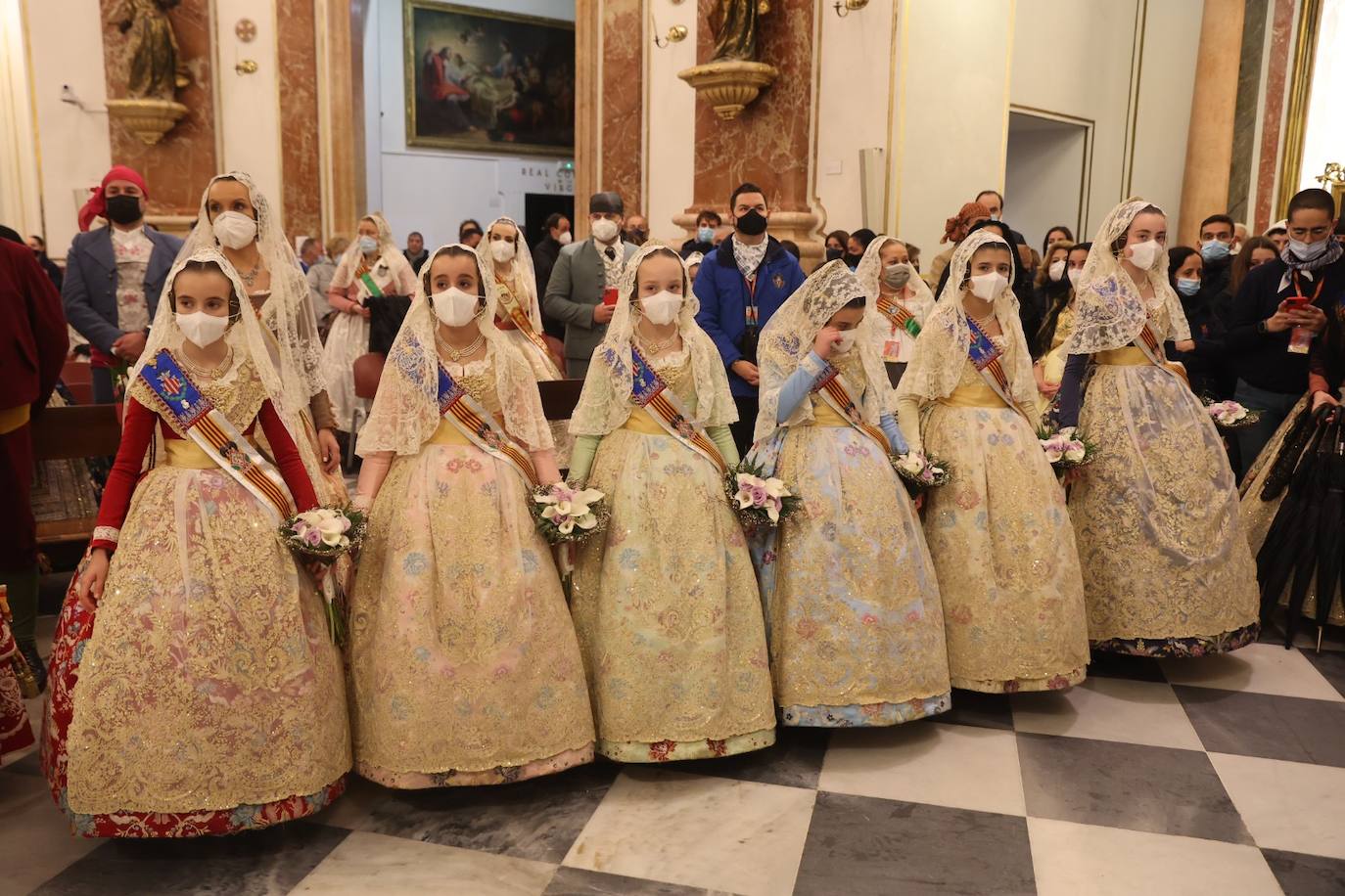 La fallera mayor infantil de Valencia, pasa ante la imagen de la Virgen. 