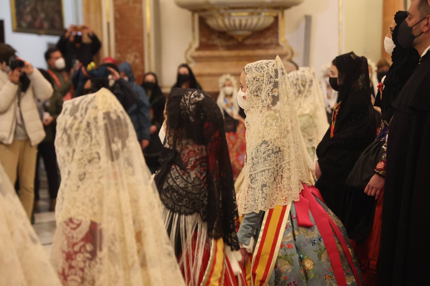 La fallera mayor infantil de Valencia, pasa ante la imagen de la Virgen. 