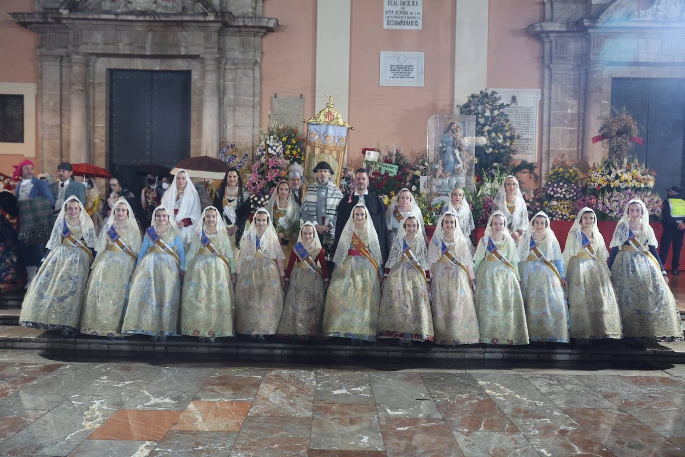 La fallera mayor infantil de Valencia, pasa ante la imagen de la Virgen. 