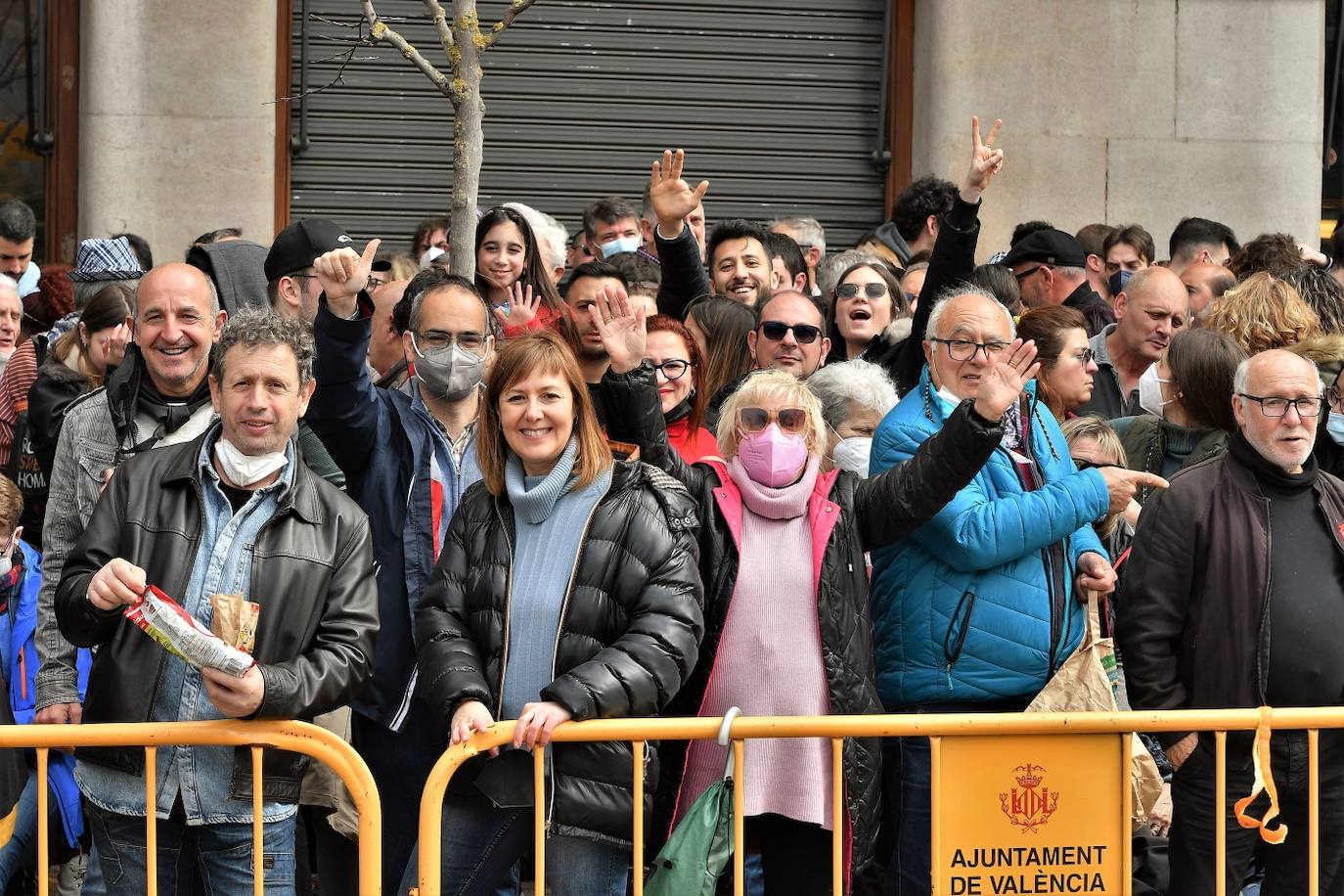 Fotos: Búscate en la mascletà de este 18 de marzo de 2022