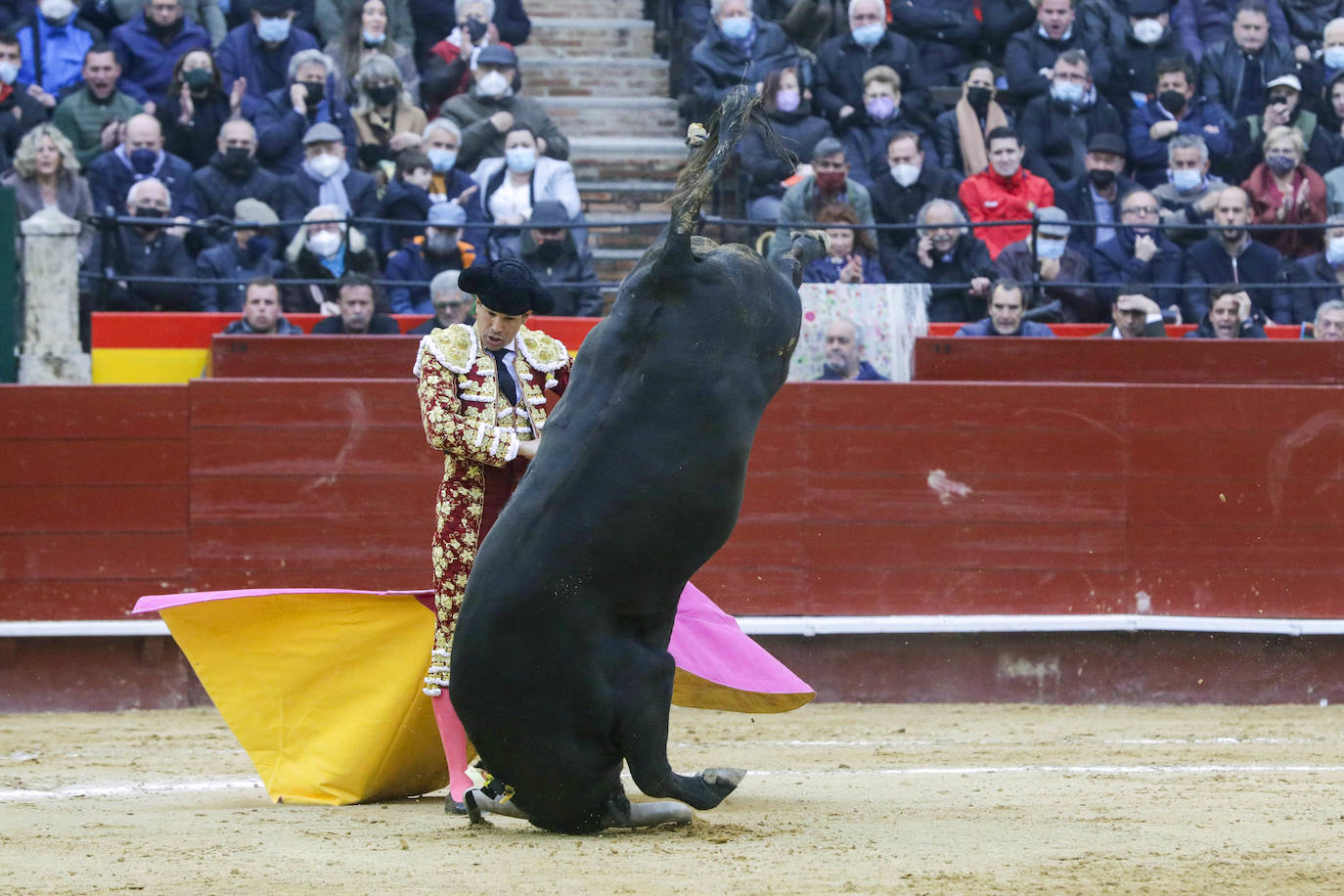 Corrida de toros de la Feria de Fallas, con reses de Victoriano del Río para Diego Urdiales, José María Manzanares y Roca Rey. 