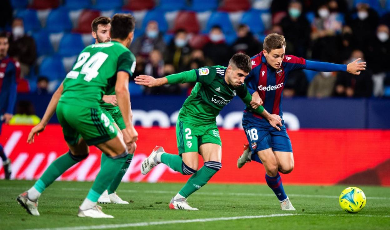 De Frutos, disputando un balón frente a Osasuna en el Ciutat. LUD