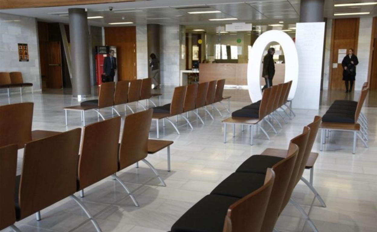 Sala de espera de la Audiencia Provincial de Castellón.