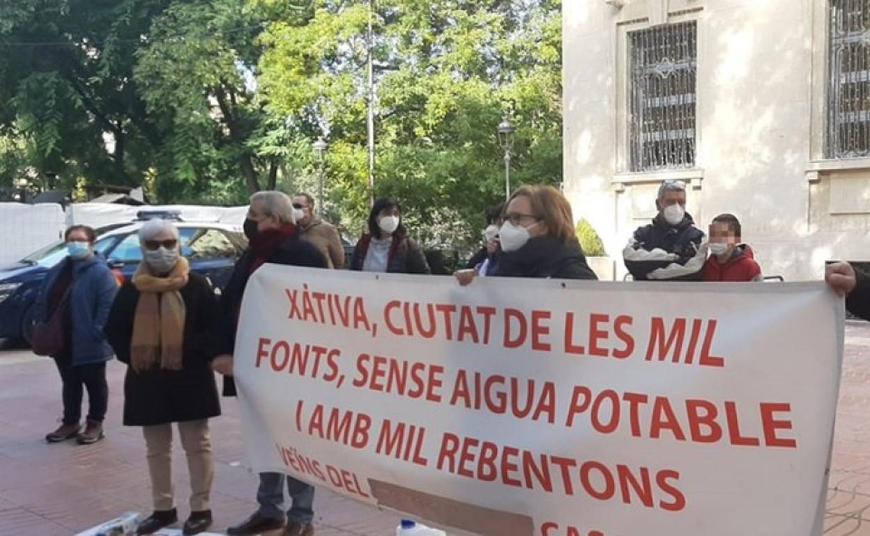 Una de las concentraciones ante la puerta del Ayuntamiento que ha realizado la Plataforma antes de los plenos. 