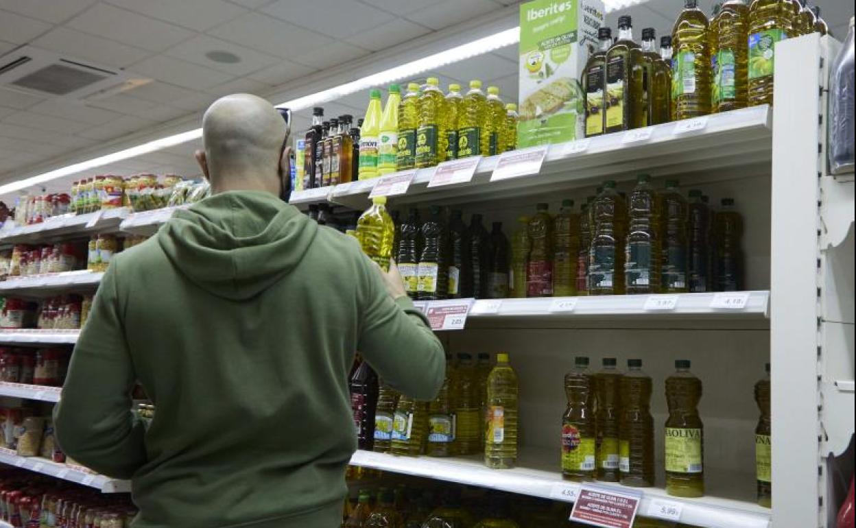 Aceite de girasol en un supermercado.