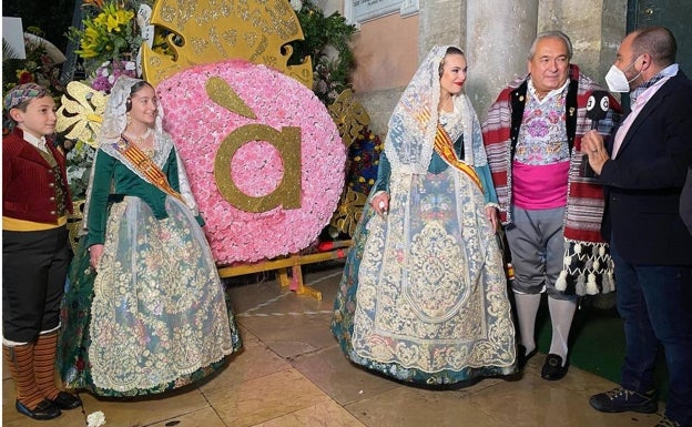 Imagen que recoge la llegada de las flores de la cadena de televisión a la plaza de la Virgen. 