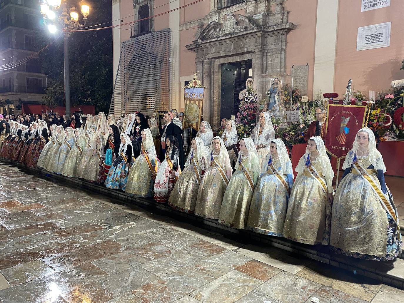 La lluvia no ha podido con el fervor a la Virgen de los Desemperados. La primera jornada de la ofrenda de las Fallas está pasada por agua y protagonizada por las flores y los paraguas, pero nada detiene la ilusión de los falleros de desfilar hasta la Mare de Déu. 