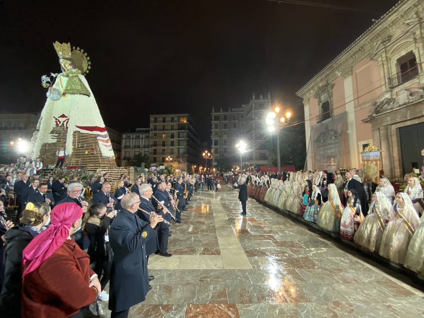 La lluvia no ha podido con el fervor a la Virgen de los Desemperados. La primera jornada de la ofrenda de las Fallas está pasada por agua y protagonizada por las flores y los paraguas, pero nada detiene la ilusión de los falleros de desfilar hasta la Mare de Déu. 