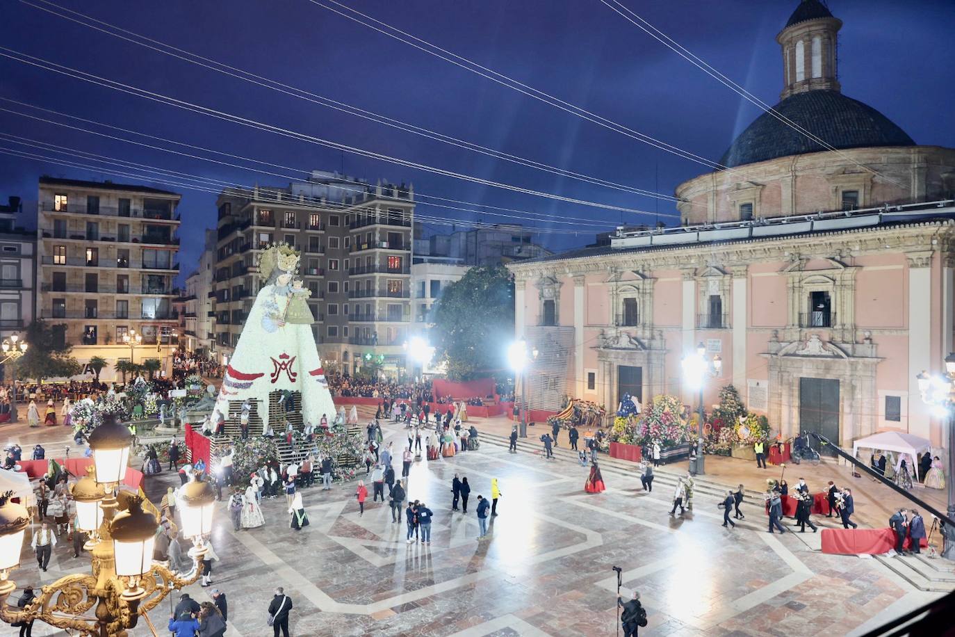 El fervor a la Virgen de los Desemperados continúa en la segunda jornada de la ofrenda de las Fallas. Emoción e ilusión a partes iguales. Además, este viernes, el tiempo ha dado una tregua a los falleros, que han podido desfilar hasta hasta la Mare de Déu sin lluvia. 