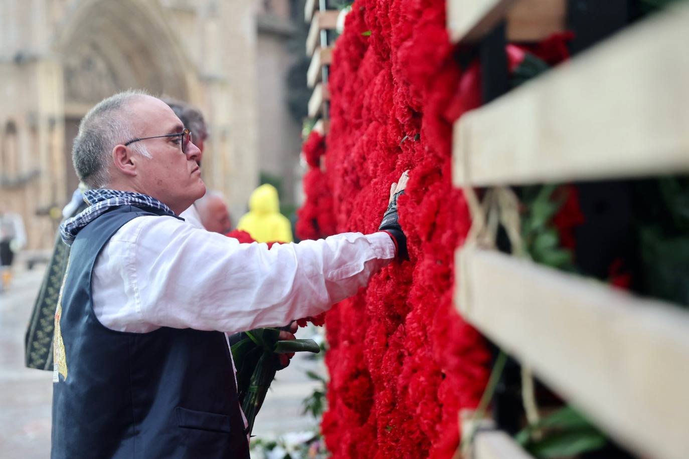 El fervor a la Virgen de los Desemperados continúa en la segunda jornada de la ofrenda de las Fallas. Emoción e ilusión a partes iguales. Además, este viernes, el tiempo ha dado una tregua a los falleros, que han podido desfilar hasta hasta la Mare de Déu sin lluvia. 