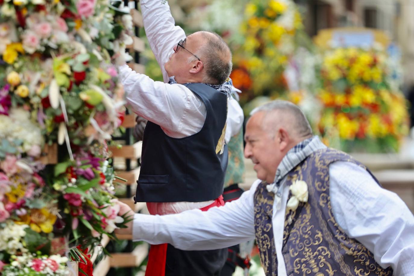 El fervor a la Virgen de los Desemperados continúa en la segunda jornada de la ofrenda de las Fallas. Emoción e ilusión a partes iguales. Además, este viernes, el tiempo ha dado una tregua a los falleros, que han podido desfilar hasta hasta la Mare de Déu sin lluvia. 