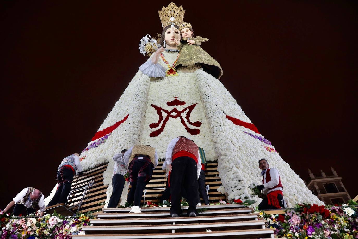 El manto de la Virgen hace referencia a todo lo que se ha vivido durante los dos años de coronavirus. Se trata de un ave fénix, que señala el resurgir después de la pandemia, con una rama de olivo en el pico que lo convierte en la paloma de la paz