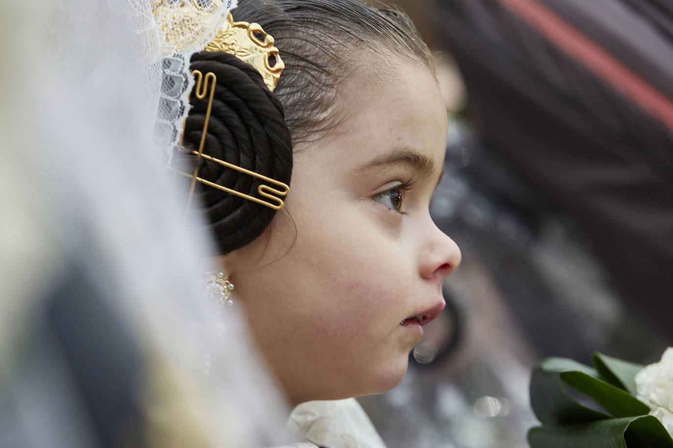 El fervor a la Virgen de los Desemperados continúa en la segunda jornada de la ofrenda de las Fallas. Emoción e ilusión a partes iguales. Además, este viernes, el tiempo ha dado una tregua a los falleros, que han podido desfilar hasta hasta la Mare de Déu sin lluvia. 