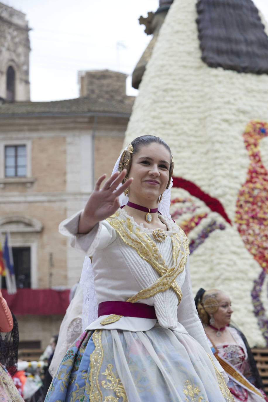 El fervor a la Virgen de los Desemperados continúa en la segunda jornada de la ofrenda de las Fallas. Emoción e ilusión a partes iguales. Además, este viernes, el tiempo ha dado una tregua a los falleros, que han podido desfilar hasta hasta la Mare de Déu sin lluvia. 