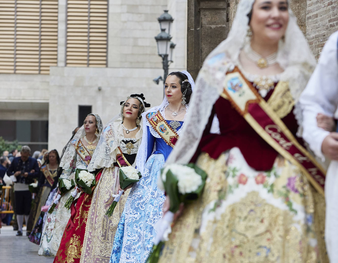 El fervor a la Virgen de los Desemperados continúa en la segunda jornada de la ofrenda de las Fallas. Emoción e ilusión a partes iguales. Además, este viernes, el tiempo ha dado una tregua a los falleros, que han podido desfilar hasta hasta la Mare de Déu sin lluvia. 