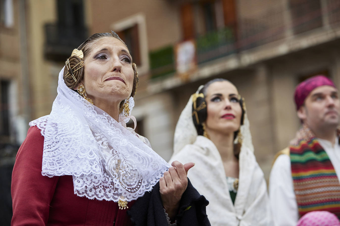 El fervor a la Virgen de los Desemperados continúa en la segunda jornada de la ofrenda de las Fallas. Emoción e ilusión a partes iguales. Además, este viernes, el tiempo ha dado una tregua a los falleros, que han podido desfilar hasta hasta la Mare de Déu sin lluvia. 