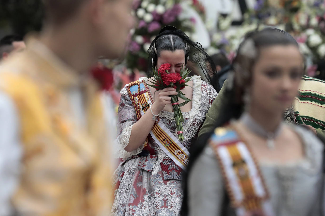 El fervor a la Virgen de los Desemperados continúa en la segunda jornada de la ofrenda de las Fallas. Emoción e ilusión a partes iguales. Además, este viernes, el tiempo ha dado una tregua a los falleros, que han podido desfilar hasta hasta la Mare de Déu sin lluvia. 