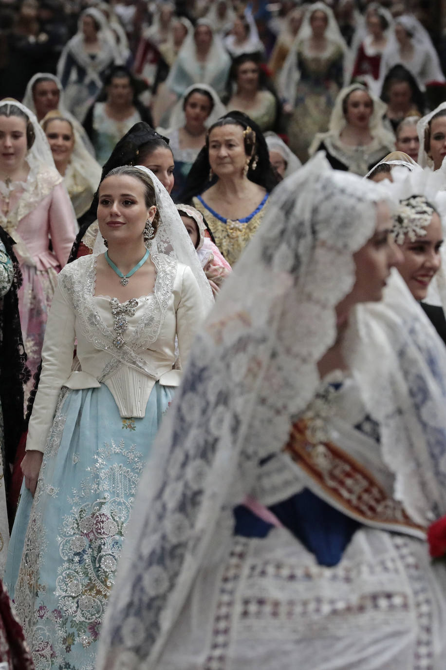 El fervor a la Virgen de los Desemperados continúa en la segunda jornada de la ofrenda de las Fallas. Emoción e ilusión a partes iguales. Además, este viernes, el tiempo ha dado una tregua a los falleros, que han podido desfilar hasta hasta la Mare de Déu sin lluvia. 