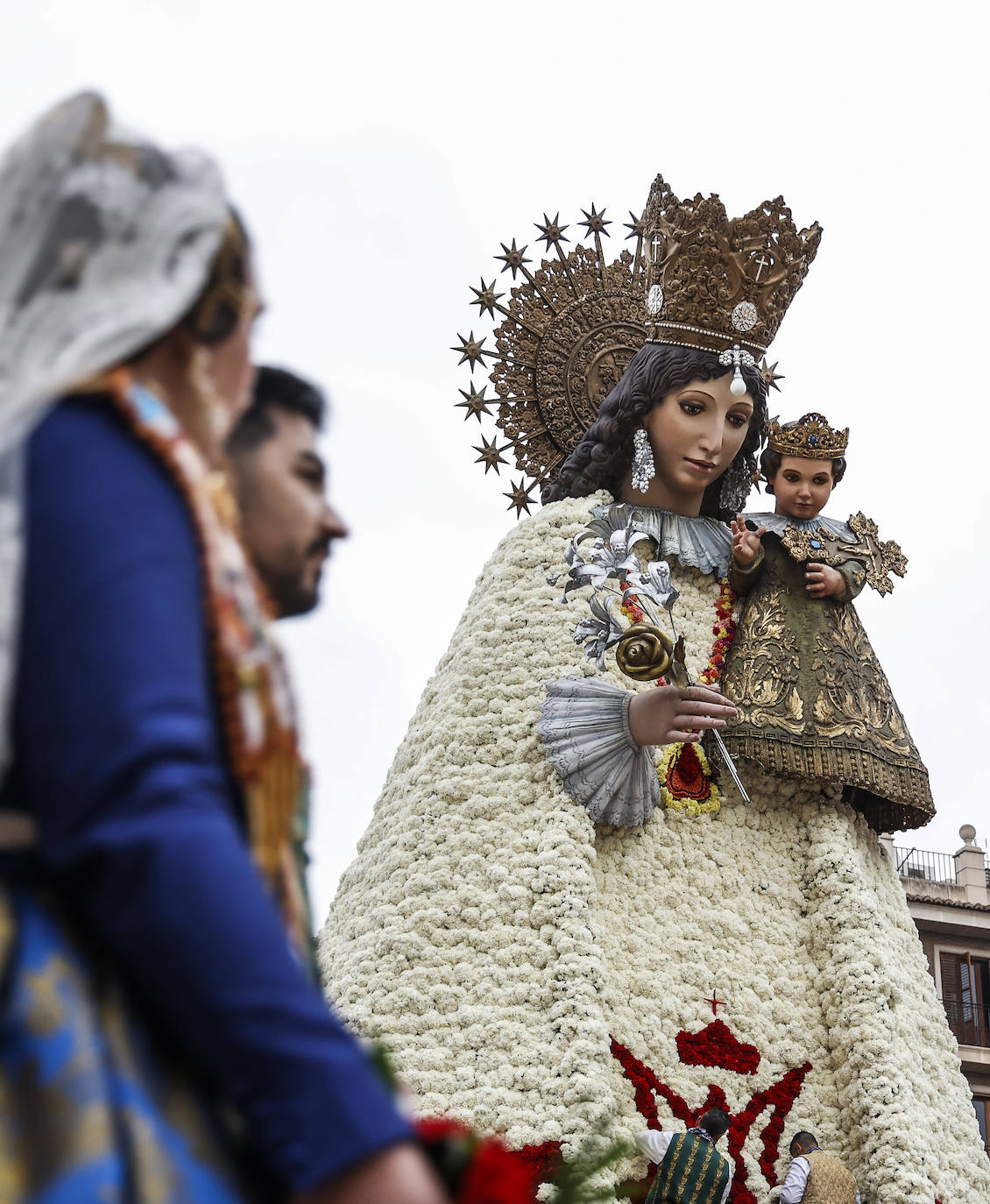 El fervor a la Virgen de los Desemperados continúa en la segunda jornada de la ofrenda de las Fallas. Emoción e ilusión a partes iguales. Además, este viernes, el tiempo ha dado una tregua a los falleros, que han podido desfilar hasta hasta la Mare de Déu sin lluvia. 