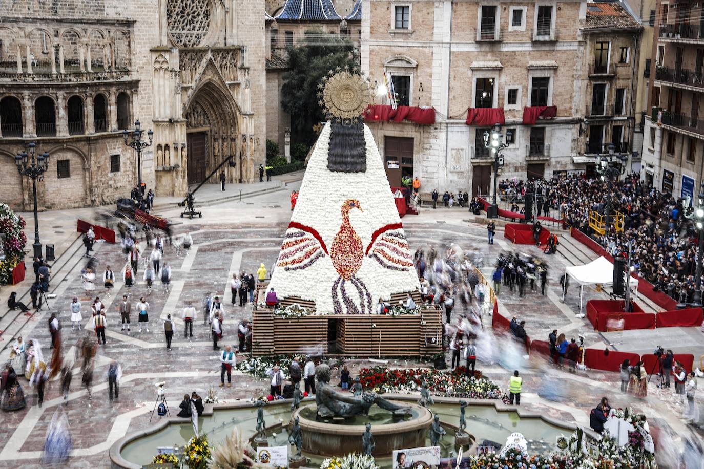 El fervor a la Virgen de los Desemperados continúa en la segunda jornada de la ofrenda de las Fallas. Emoción e ilusión a partes iguales. Además, este viernes, el tiempo ha dado una tregua a los falleros, que han podido desfilar hasta hasta la Mare de Déu sin lluvia. 