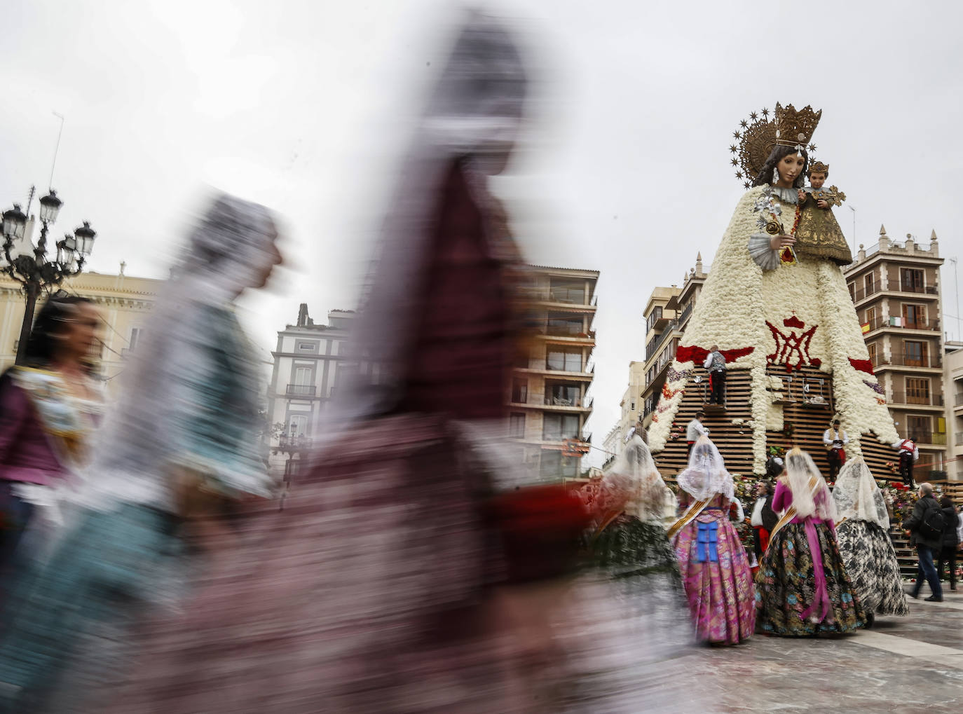 El fervor a la Virgen de los Desemperados continúa en la segunda jornada de la ofrenda de las Fallas. Emoción e ilusión a partes iguales. Además, este viernes, el tiempo ha dado una tregua a los falleros, que han podido desfilar hasta hasta la Mare de Déu sin lluvia. 