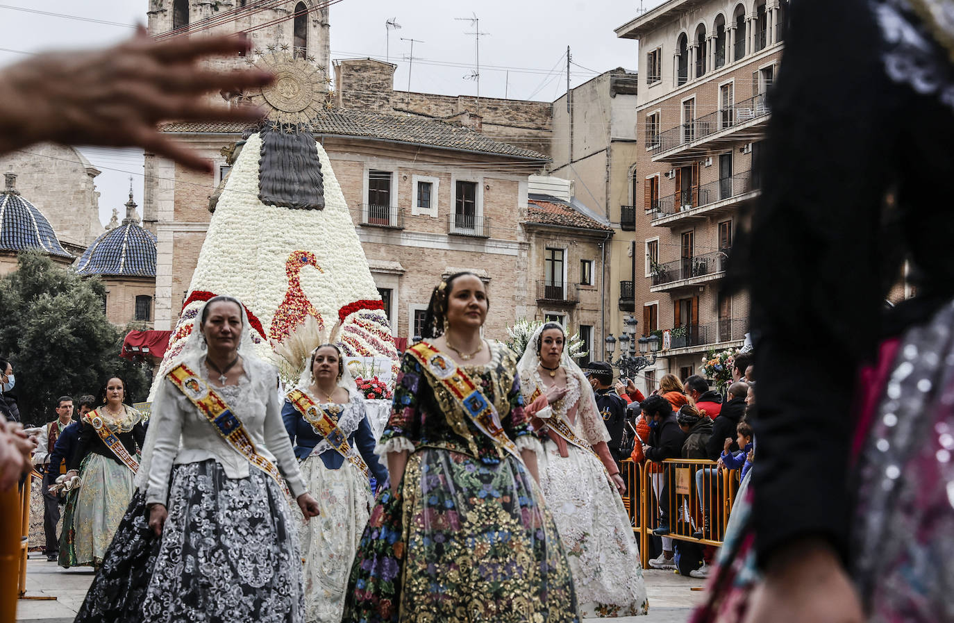 El fervor a la Virgen de los Desemperados continúa en la segunda jornada de la ofrenda de las Fallas. Emoción e ilusión a partes iguales. Además, este viernes, el tiempo ha dado una tregua a los falleros, que han podido desfilar hasta hasta la Mare de Déu sin lluvia. 