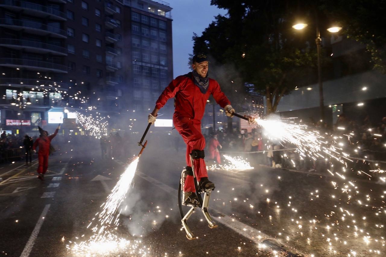 La Cabalgata del Fuego es el preludio de la noche de la Cremà de Fallas. Se trata de un espectáculo de luz y de pólvora que simboliza la exaltación del fuego, el protagonista de la noche en la que los valencianos se despiden de las Fallas. Cientos de personas han paseado por el centro de Valencia jugando con el fuego al son de la música. 