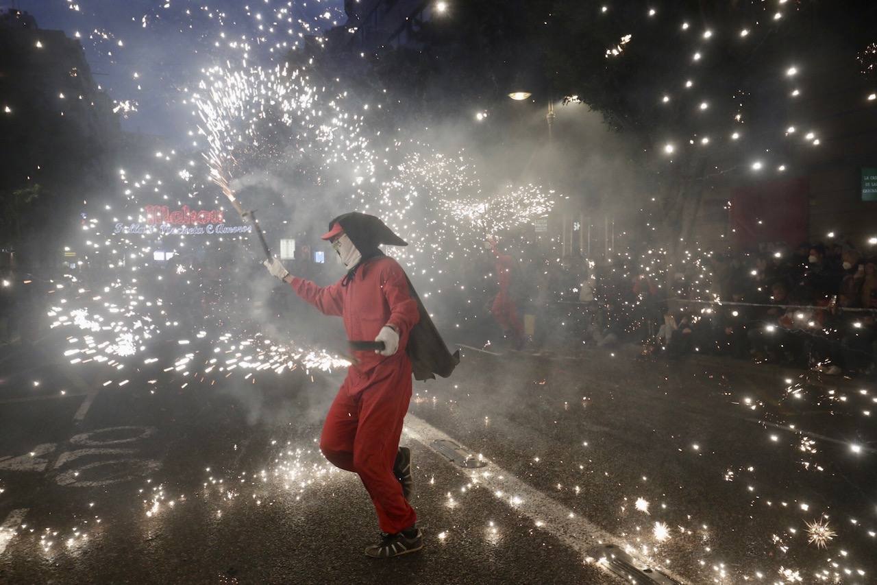 La Cabalgata del Fuego es el preludio de la noche de la Cremà de Fallas. Se trata de un espectáculo de luz y de pólvora que simboliza la exaltación del fuego, el protagonista de la noche en la que los valencianos se despiden de las Fallas. Cientos de personas han paseado por el centro de Valencia jugando con el fuego al son de la música. 