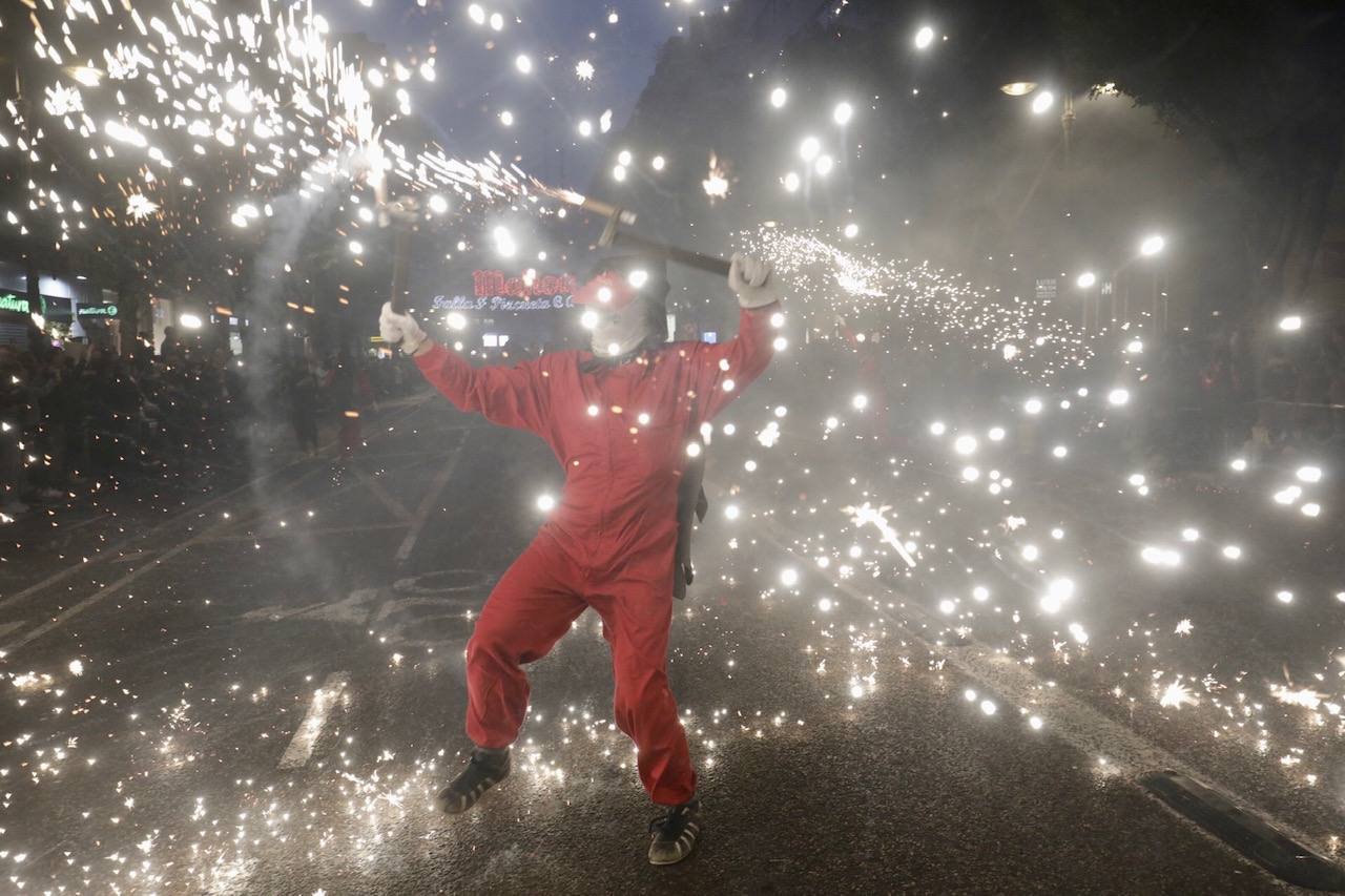 La Cabalgata del Fuego es el preludio de la noche de la Cremà de Fallas. Se trata de un espectáculo de luz y de pólvora que simboliza la exaltación del fuego, el protagonista de la noche en la que los valencianos se despiden de las Fallas. Cientos de personas han paseado por el centro de Valencia jugando con el fuego al son de la música. 