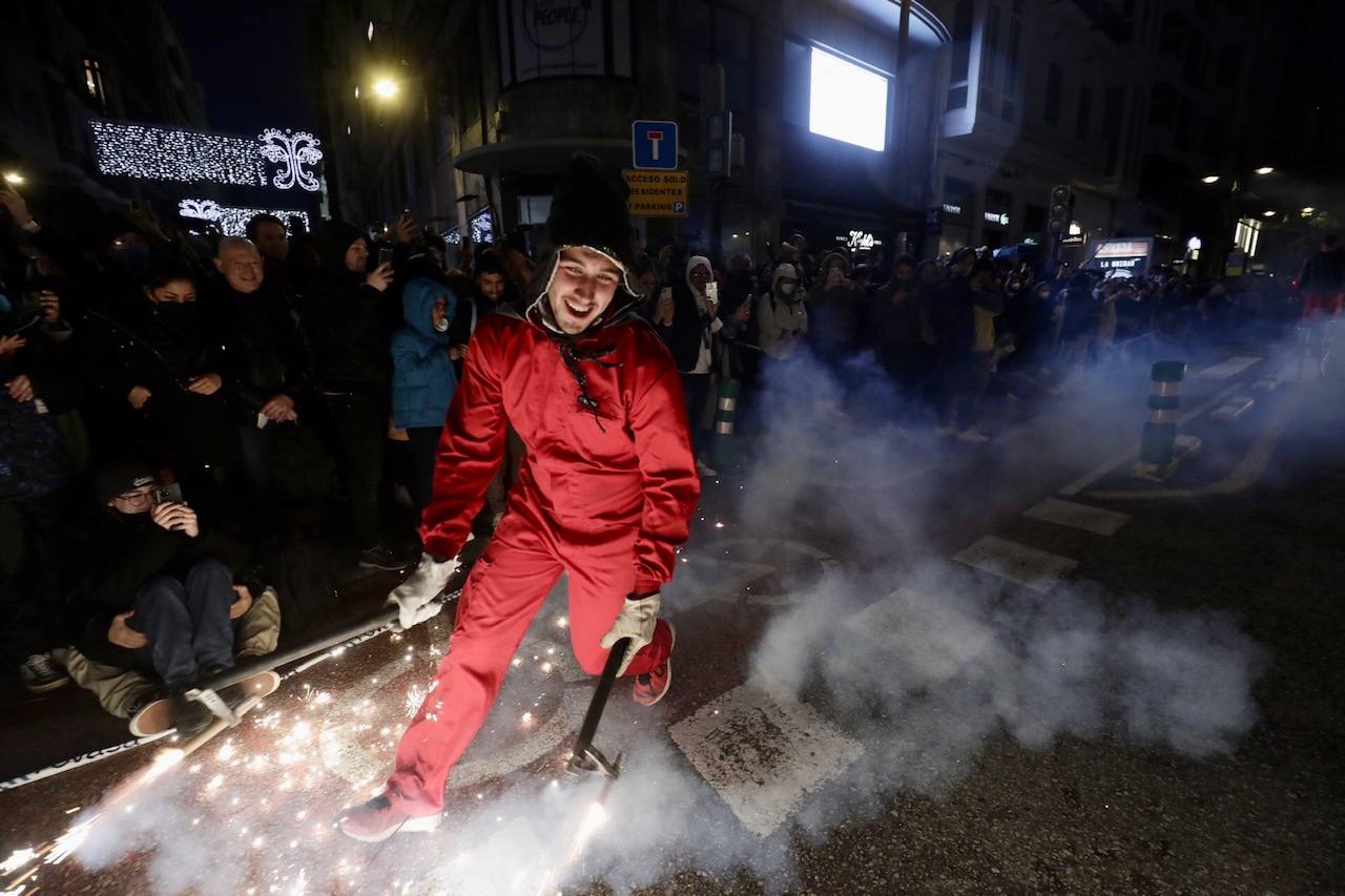 La Cabalgata del Fuego es el preludio de la noche de la Cremà de Fallas. Se trata de un espectáculo de luz y de pólvora que simboliza la exaltación del fuego, el protagonista de la noche en la que los valencianos se despiden de las Fallas. Cientos de personas han paseado por el centro de Valencia jugando con el fuego al son de la música. 