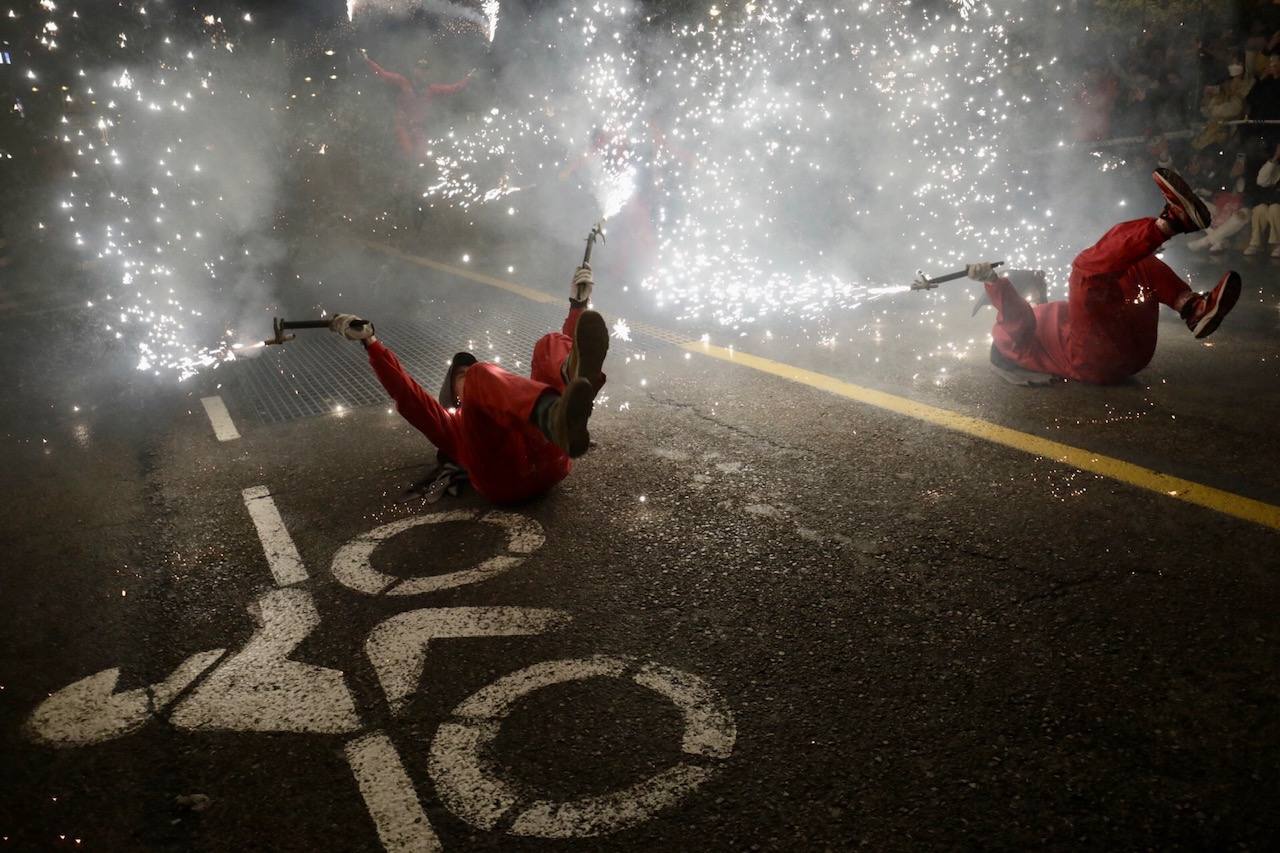 La Cabalgata del Fuego es el preludio de la noche de la Cremà de Fallas. Se trata de un espectáculo de luz y de pólvora que simboliza la exaltación del fuego, el protagonista de la noche en la que los valencianos se despiden de las Fallas. Cientos de personas han paseado por el centro de Valencia jugando con el fuego al son de la música. 