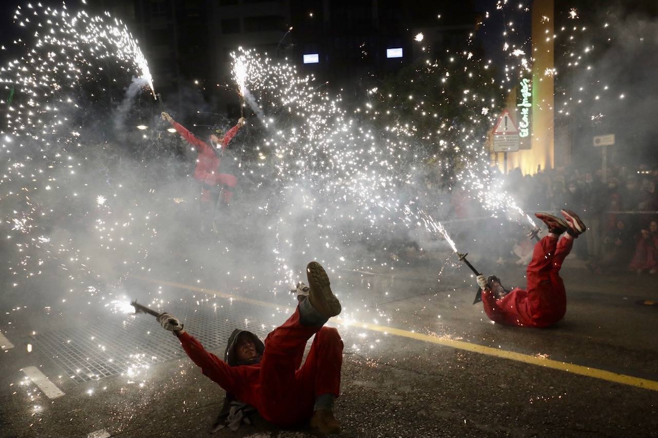 La Cabalgata del Fuego es el preludio de la noche de la Cremà de Fallas. Se trata de un espectáculo de luz y de pólvora que simboliza la exaltación del fuego, el protagonista de la noche en la que los valencianos se despiden de las Fallas. Cientos de personas han paseado por el centro de Valencia jugando con el fuego al son de la música. 