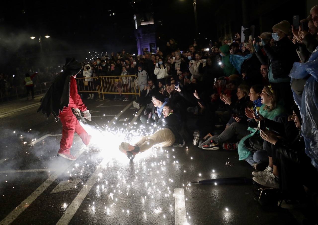 La Cabalgata del Fuego es el preludio de la noche de la Cremà de Fallas. Se trata de un espectáculo de luz y de pólvora que simboliza la exaltación del fuego, el protagonista de la noche en la que los valencianos se despiden de las Fallas. Cientos de personas han paseado por el centro de Valencia jugando con el fuego al son de la música. 