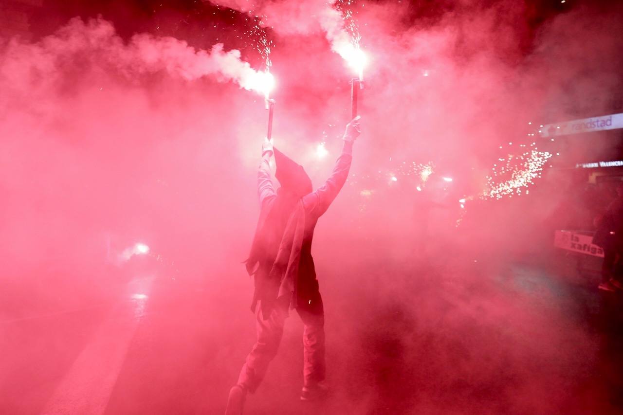 La Cabalgata del Fuego es el preludio de la noche de la Cremà de Fallas. Se trata de un espectáculo de luz y de pólvora que simboliza la exaltación del fuego, el protagonista de la noche en la que los valencianos se despiden de las Fallas. Cientos de personas han paseado por el centro de Valencia jugando con el fuego al son de la música. 