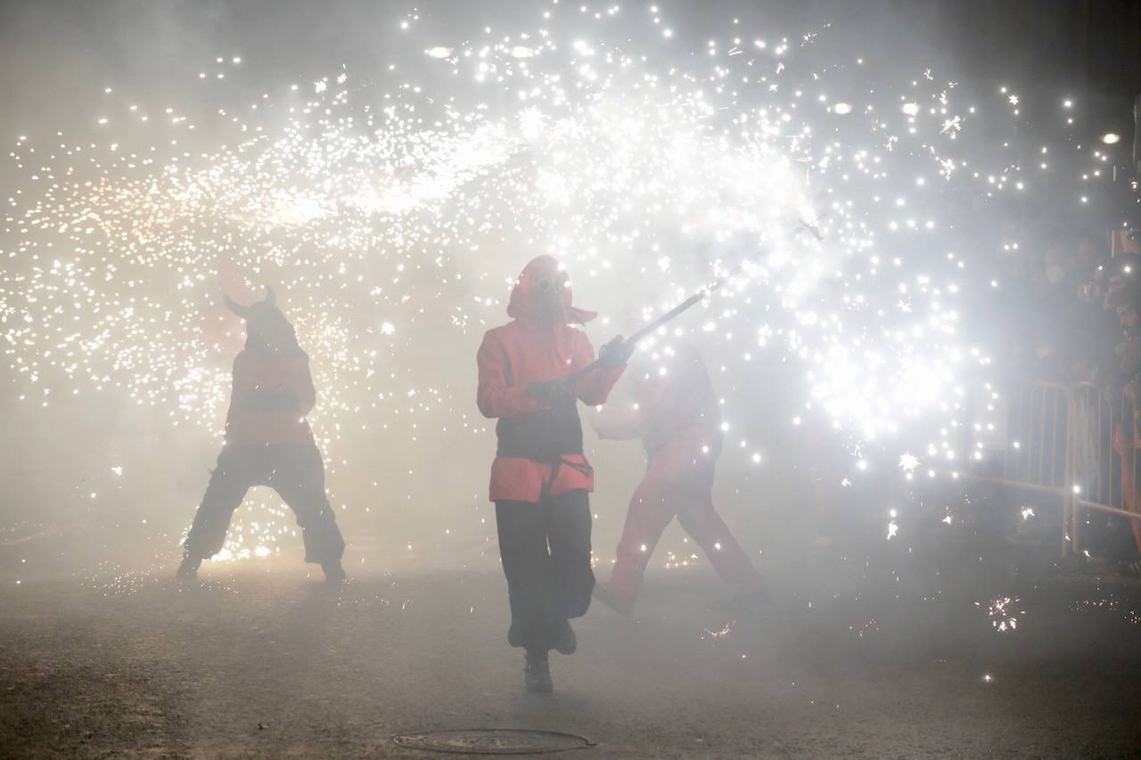 La Cabalgata del Fuego es el preludio de la noche de la Cremà de Fallas. Se trata de un espectáculo de luz y de pólvora que simboliza la exaltación del fuego, el protagonista de la noche en la que los valencianos se despiden de las Fallas. Cientos de personas han paseado por el centro de Valencia jugando con el fuego al son de la música. 