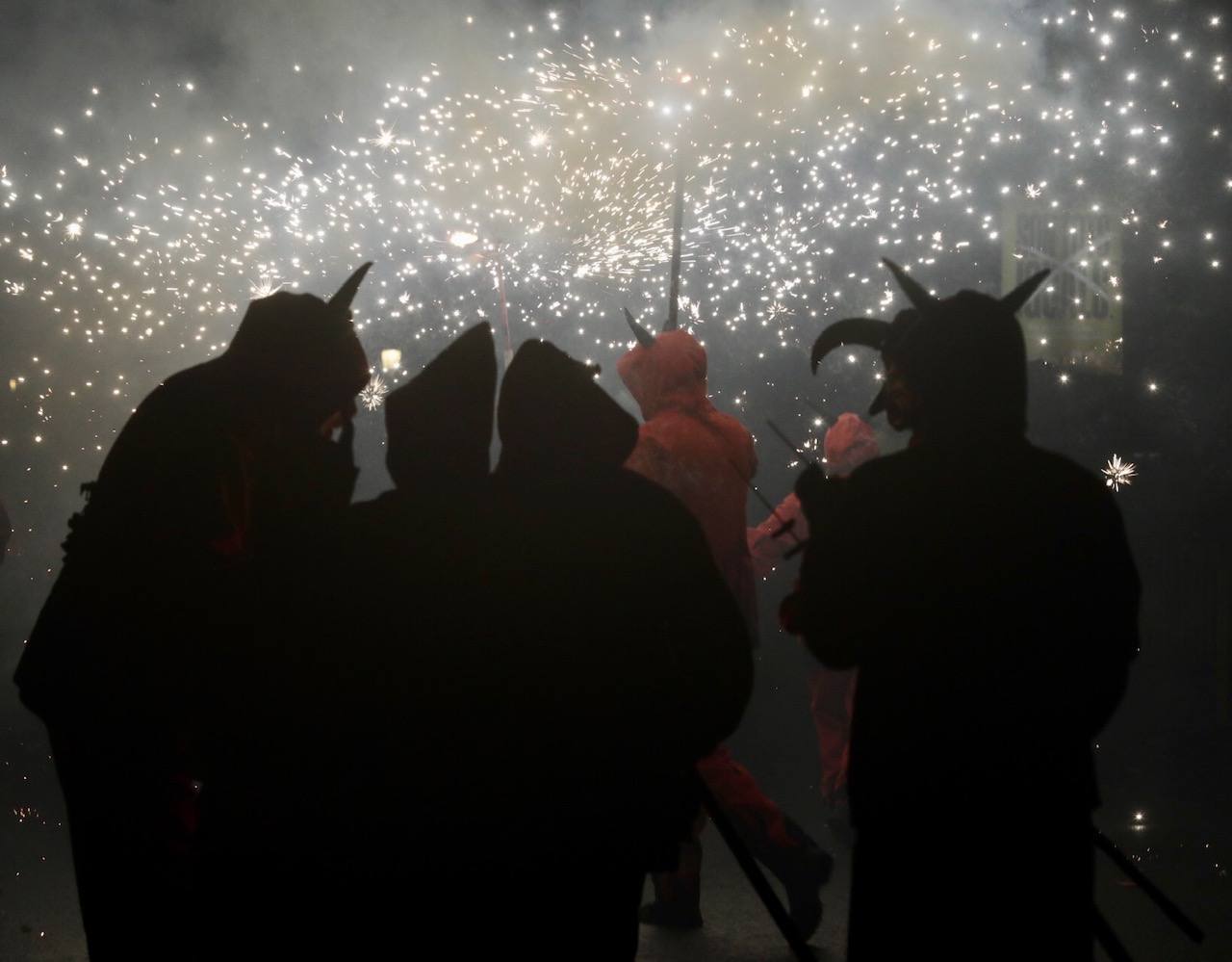 La Cabalgata del Fuego es el preludio de la noche de la Cremà de Fallas. Se trata de un espectáculo de luz y de pólvora que simboliza la exaltación del fuego, el protagonista de la noche en la que los valencianos se despiden de las Fallas. Cientos de personas han paseado por el centro de Valencia jugando con el fuego al son de la música. 