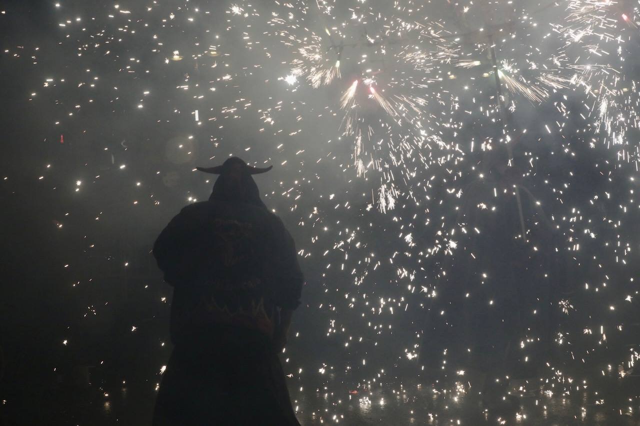 La Cabalgata del Fuego es el preludio de la noche de la Cremà de Fallas. Se trata de un espectáculo de luz y de pólvora que simboliza la exaltación del fuego, el protagonista de la noche en la que los valencianos se despiden de las Fallas. Cientos de personas han paseado por el centro de Valencia jugando con el fuego al son de la música. 