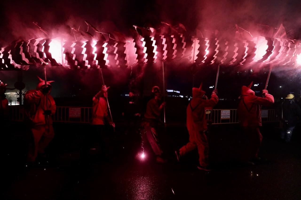 La Cabalgata del Fuego es el preludio de la noche de la Cremà de Fallas. Se trata de un espectáculo de luz y de pólvora que simboliza la exaltación del fuego, el protagonista de la noche en la que los valencianos se despiden de las Fallas. Cientos de personas han paseado por el centro de Valencia jugando con el fuego al son de la música. 