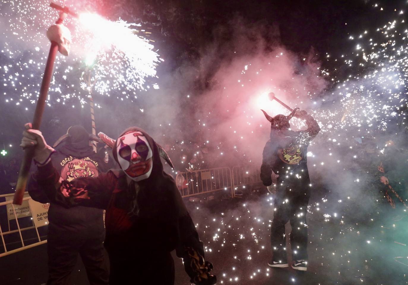 La Cabalgata del Fuego es el preludio de la noche de la Cremà de Fallas. Se trata de un espectáculo de luz y de pólvora que simboliza la exaltación del fuego, el protagonista de la noche en la que los valencianos se despiden de las Fallas. Cientos de personas han paseado por el centro de Valencia jugando con el fuego al son de la música. 