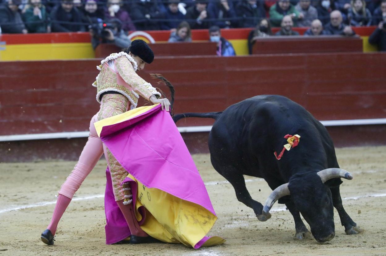 u Roca Rey. Pase con el capote del diestro peruano ayer en la quinta cita de la Feria de Fallas. irene marsilla