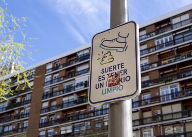 Imagen secundaria 1 - Arriba: Un banco etiquetado con su precio en el marco de la campaña #cuidateba. Abajo: Dos de los carteles de concienciación sobre el cuidado de los espacios públicos de la Comunidad de Madrid vandalizados.