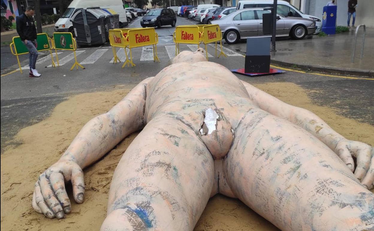 Fallas 2022: Acto vandálico en la Falla Castielfabib | Arrancan un pene de la figura humana de la falla Castielfabib