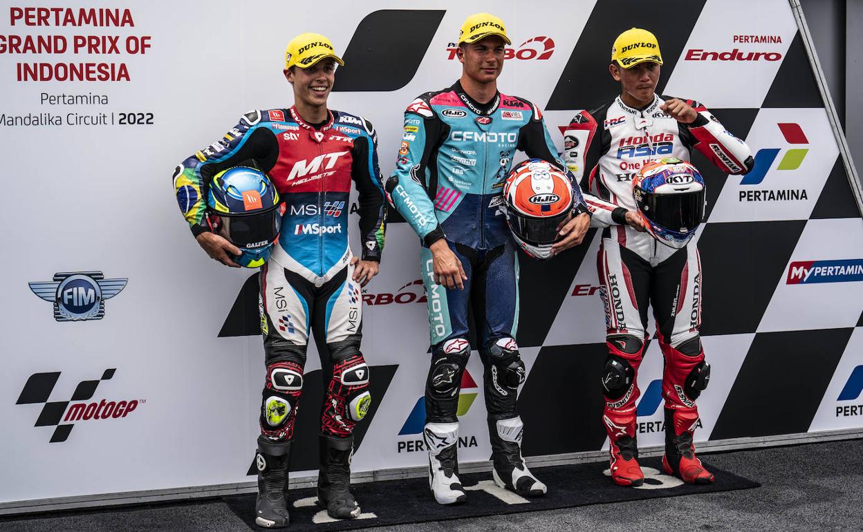 Carlos Tatay, en el centro, después de firmar este sábado la pole. 