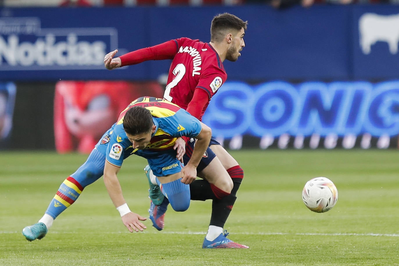 Fotos: Las mejores imágenes del CA Osasuna-Levante UD