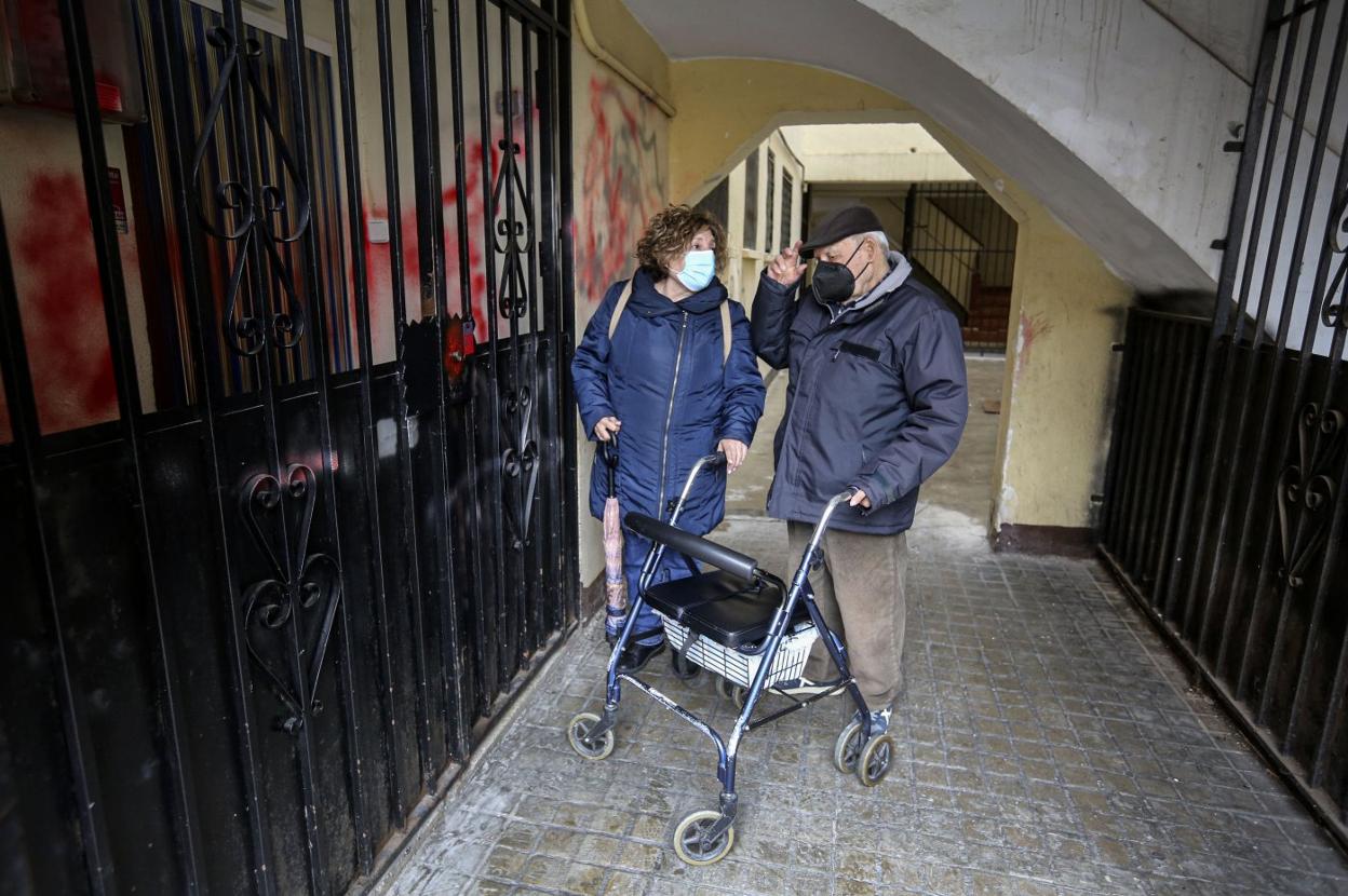 Casa humilde. Santiago y su hija, el viernes, en la entrada de su casa de Valencia. 