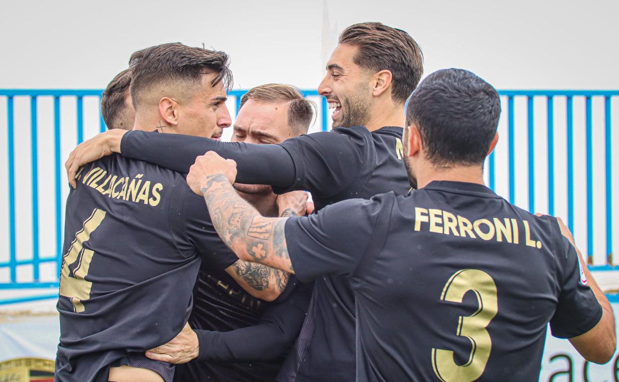 Los jugadores del Intercity abrazan a Pol Roigé después de anotar el gol de la victoria. 