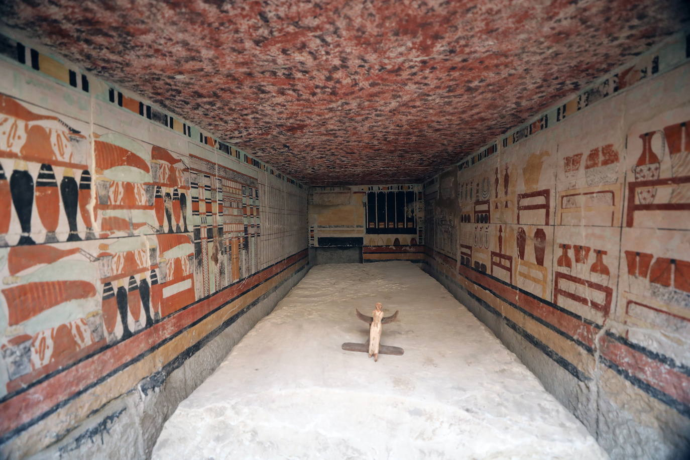 Arqueólogos han descubierto cinco tumbas antiguas tumbas egipcias en Saqqara (cerca de Giza) durante las excavaciones realizadas en la zona situada en el lado noreste de la pirámide del Rey Merenre, que gbernó Egipto hacia el 2270 a.C. Las cinco tumbas, todas ellas en buen estado, pertenecían a altos funcionarios reales. 