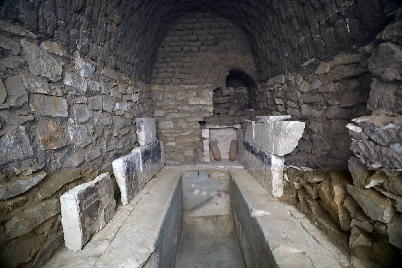 Arqueólogos han descubierto cinco tumbas antiguas tumbas egipcias en Saqqara (cerca de Giza) durante las excavaciones realizadas en la zona situada en el lado noreste de la pirámide del Rey Merenre, que gbernó Egipto hacia el 2270 a.C. Las cinco tumbas, todas ellas en buen estado, pertenecían a altos funcionarios reales. 