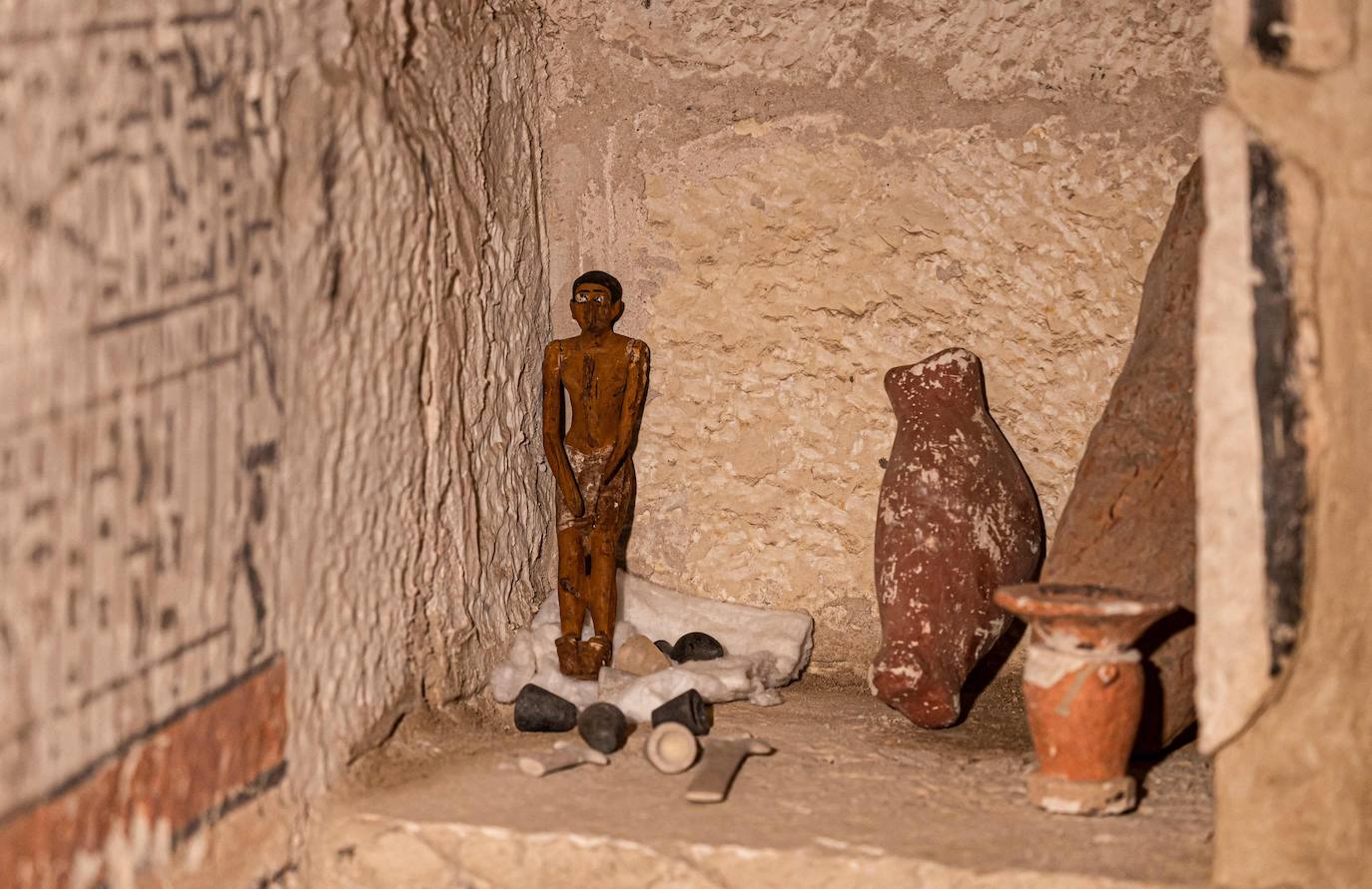 Arqueólogos han descubierto cinco tumbas antiguas tumbas egipcias en Saqqara (cerca de Giza) durante las excavaciones realizadas en la zona situada en el lado noreste de la pirámide del Rey Merenre, que gbernó Egipto hacia el 2270 a.C. Las cinco tumbas, todas ellas en buen estado, pertenecían a altos funcionarios reales. 